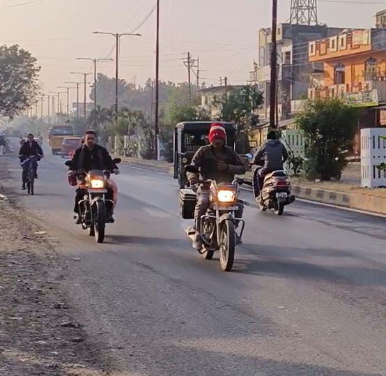 ठंड से बचने के लिए लोग ऊनी वस्त्रों का सहारा ले रहे है।