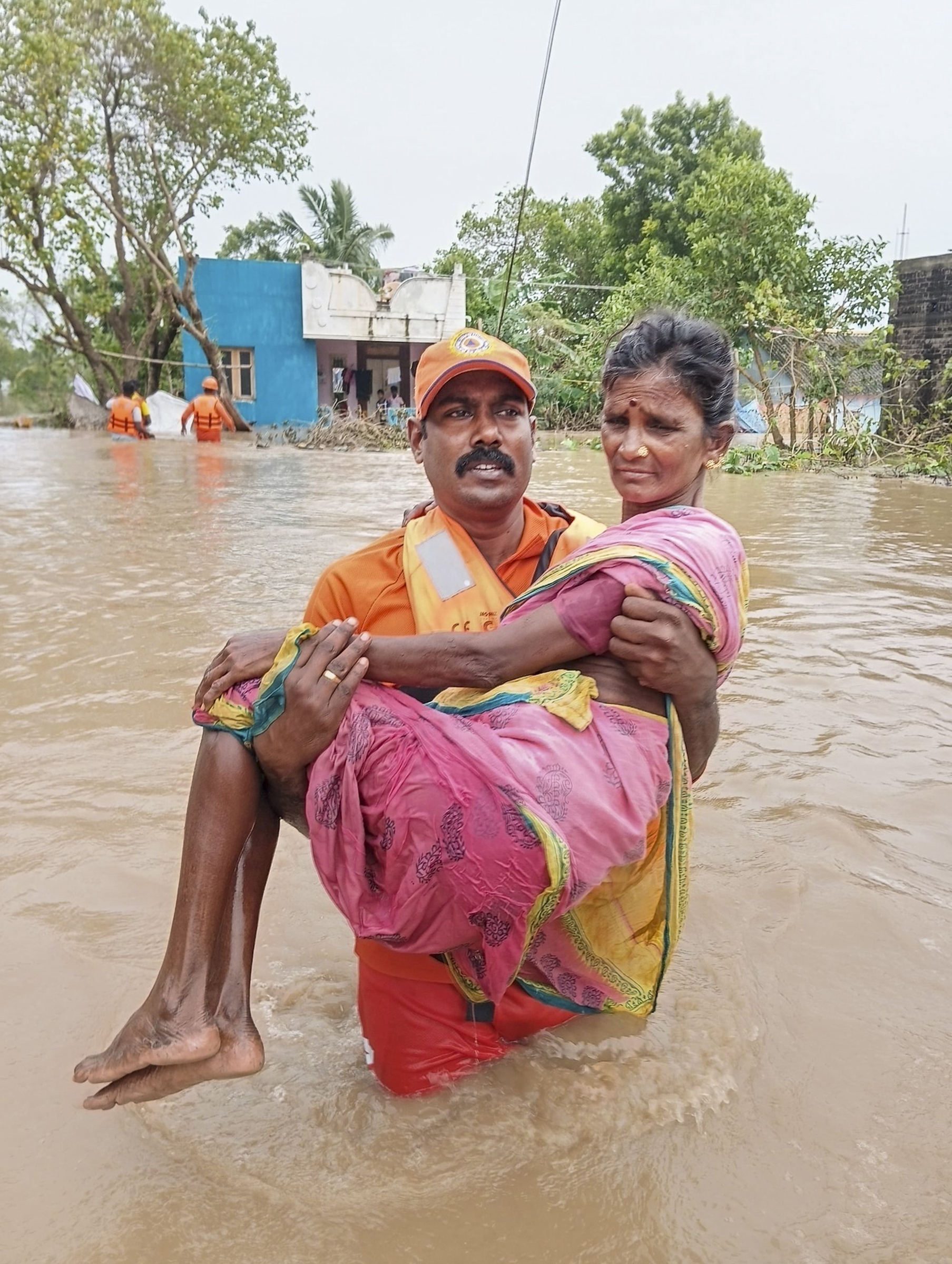 तमिळनाडूतील तिरुवन्नमलाई येथील छायाचित्रे आहेत. येथे एका वृद्धेची एनडीआरएफच्या लिंग सुटका केली.