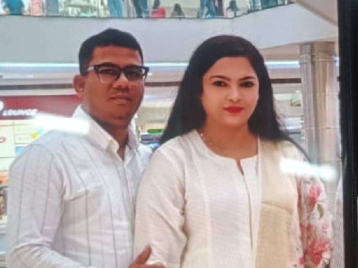 पत्नी विनीता मरावी के साथ आरोपी एएसआई योगेश मरावी की पुरानी तस्वीर।