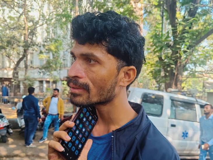 धर्मेंद्र जो बाइक चला रहा था।