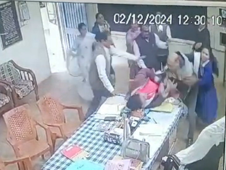 वीडियो में दिख रहा है कि, हेडमास्टर ने महिला BEO के साथ धक्कामुक्की करते हुए उनका गला दबा दिया।