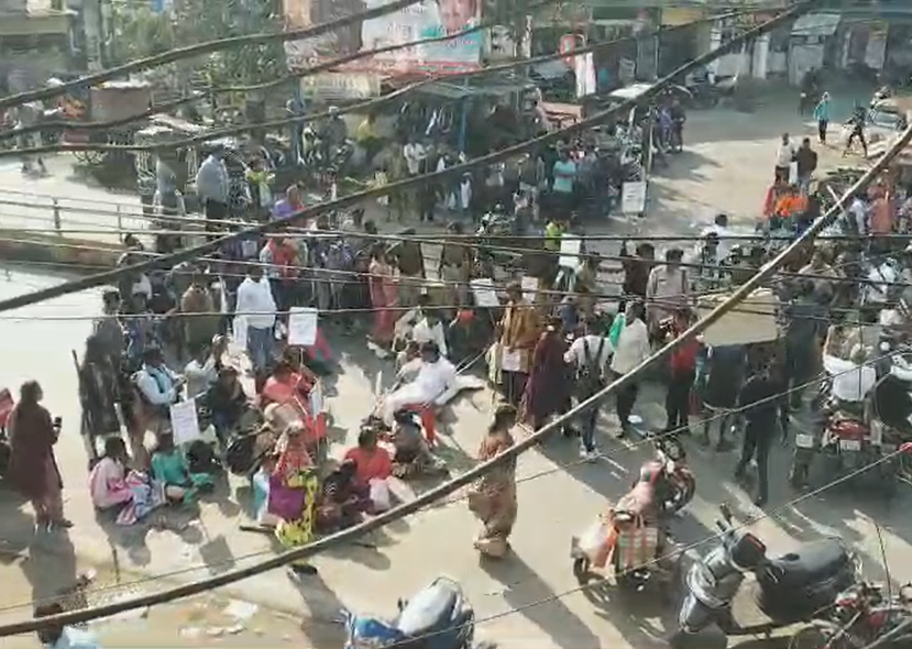 रायपुर में दिव्यांग सड़क पर उतरे और मांगों को लेकर प्रदर्शन किया।