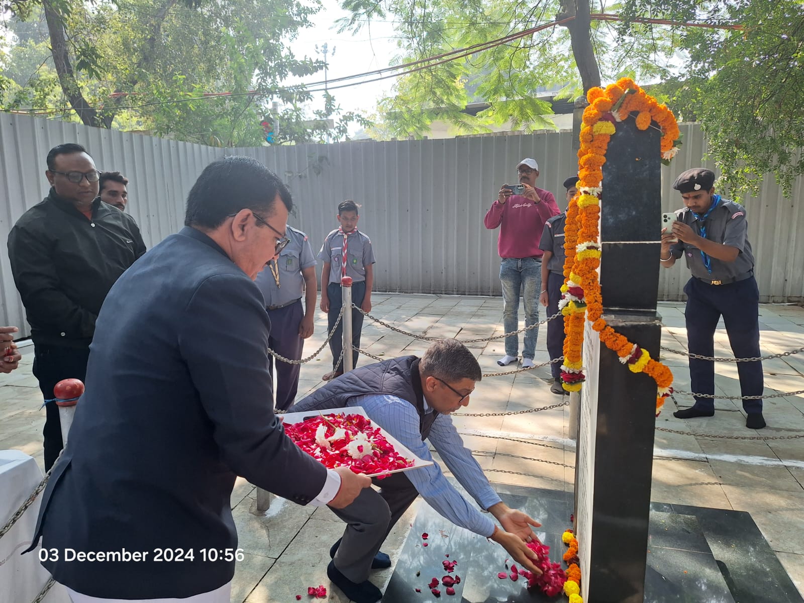 शहीद हुए रेल कर्मियों को श्रद्धांजलि दी।