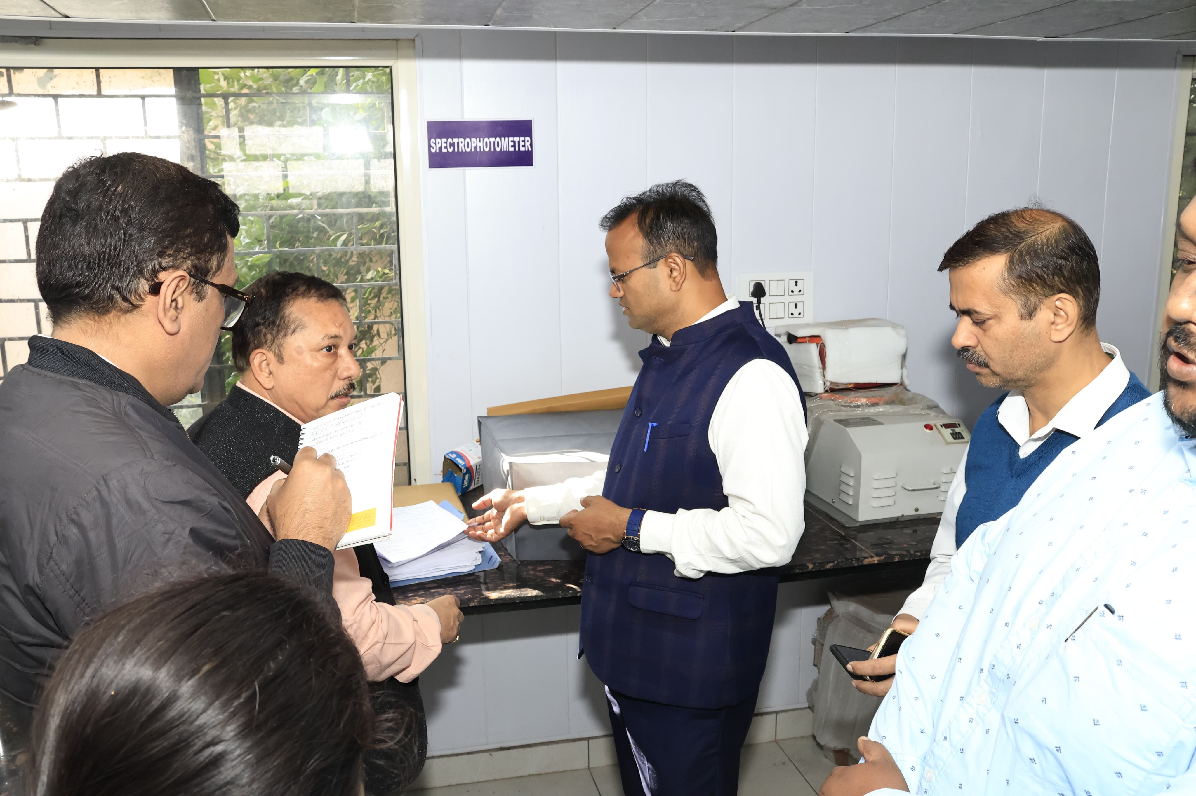 निरिक्षण करते जिलाधिकारी रविन्द्र कुमार