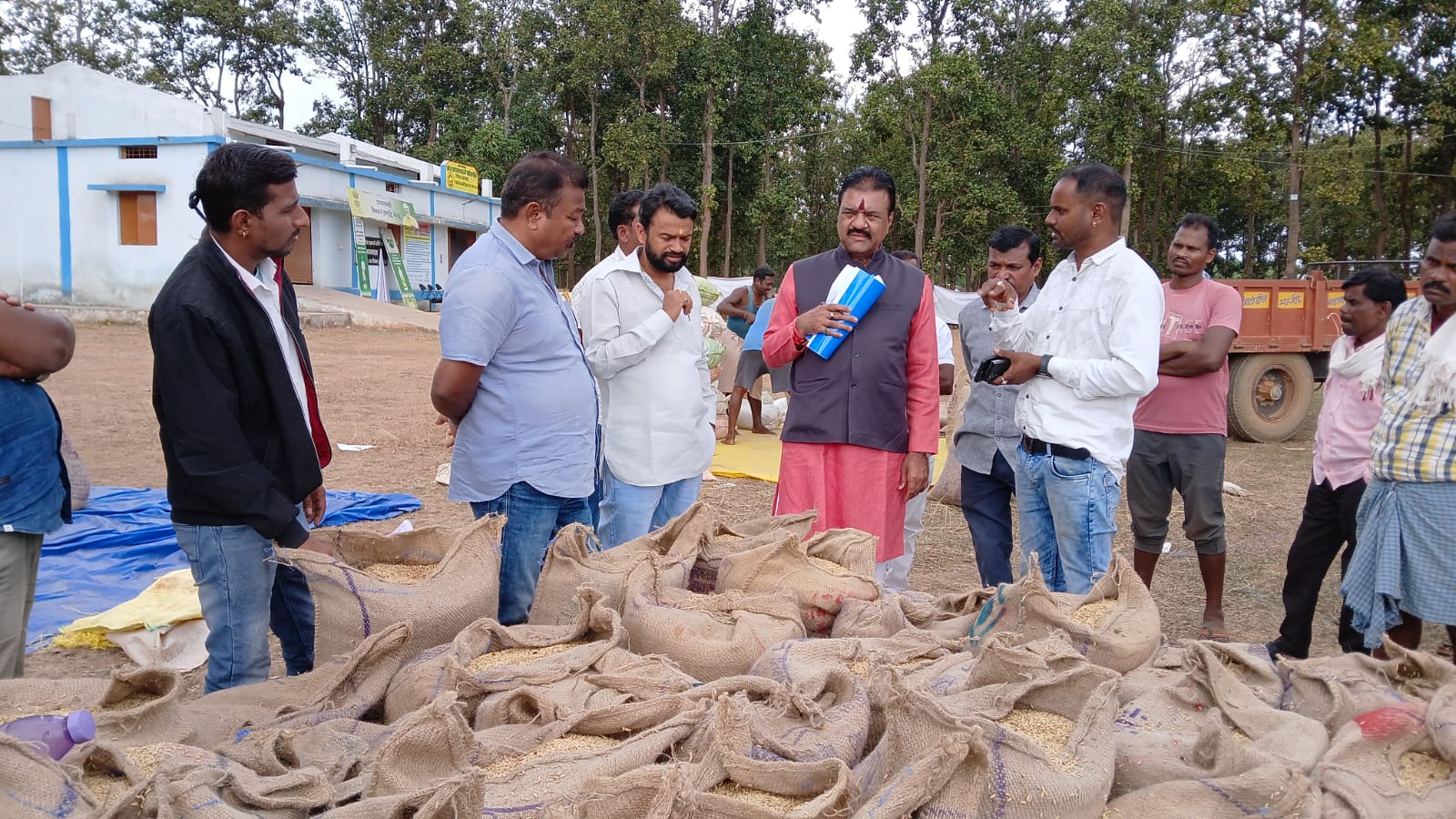 पूर्व MLA रेखचंद जैन ने नानगुर, जमावड़ा समेत अन्य खरीदी केंद्रों का निरीक्षण किया।