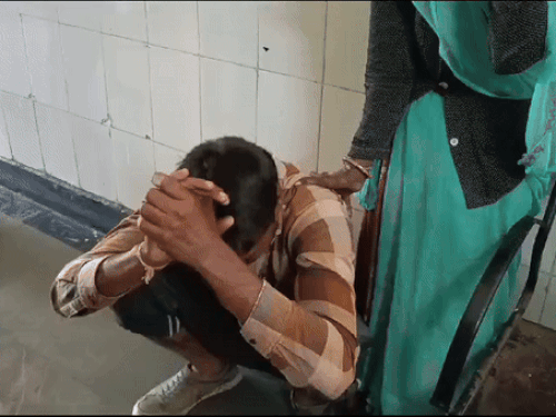 दिवाडच्या चौमाहला हॉस्पिटलच्या शवागारात आपल्या कुटुंबीयांना स्वतःवर नियंत्रण ठेवता आले नाही.