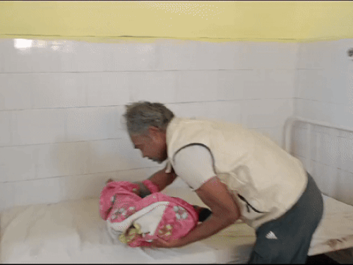 या दुर्घटनेत एक निष्पाप बालकही लटकलेले अवस्थेत प्रश्नले. बालिका चा विद्यार्थी पढना कुटुंबीय.