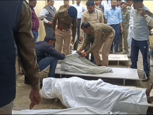 दिस्माहलाच्या शवागार येथील अनुभवागार या चौकडी माहिती माहिती पोलीस.