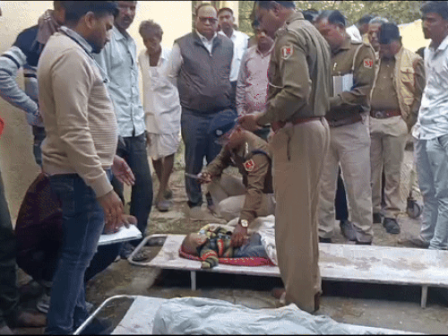 पाहणी करताना पोलीस अधिकारी.