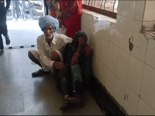 हॉस्पिटलमध्ये डॉक्टरांनी मृत डॉक केल्यावर एक महिला हॉस्पिटलच्या कॉरिडॉरमध्ये बसली होती. रुग्णाने आरोग्याची काळजी घेणे.