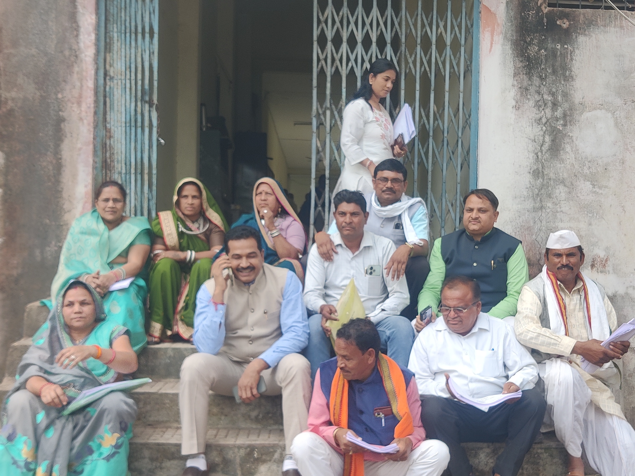 जनप्रतिनिधियों का कहना है कि अधिकारी नहीं सुन रहे हैं। इससे विकास कार्य अटके पड़े हैं।