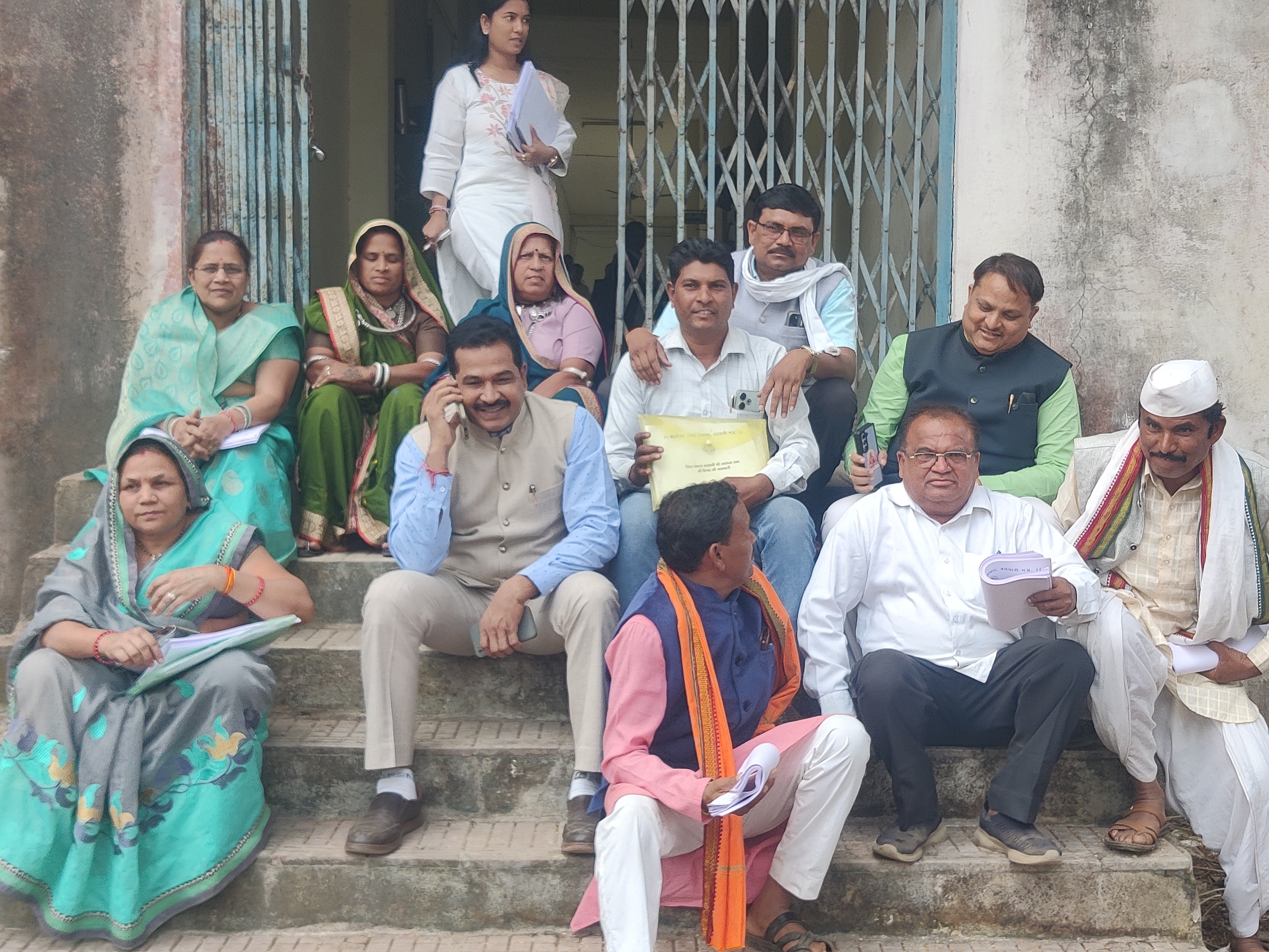 बैठक में अधिकारी-कर्मचारी नहीं पहुंचे। जिससे जिप सदस्यों ने मीटिंग का बहिष्कार कर दिया।