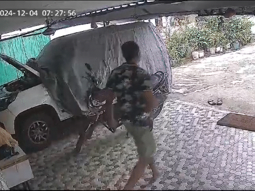 झटके महसूस होने पर घर से बाहर निकले लोग।