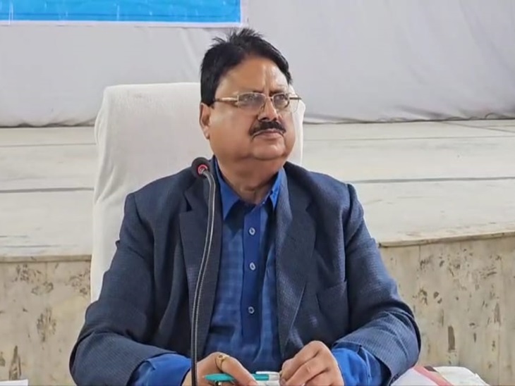 सामान्य सभा में आसीन सभापति