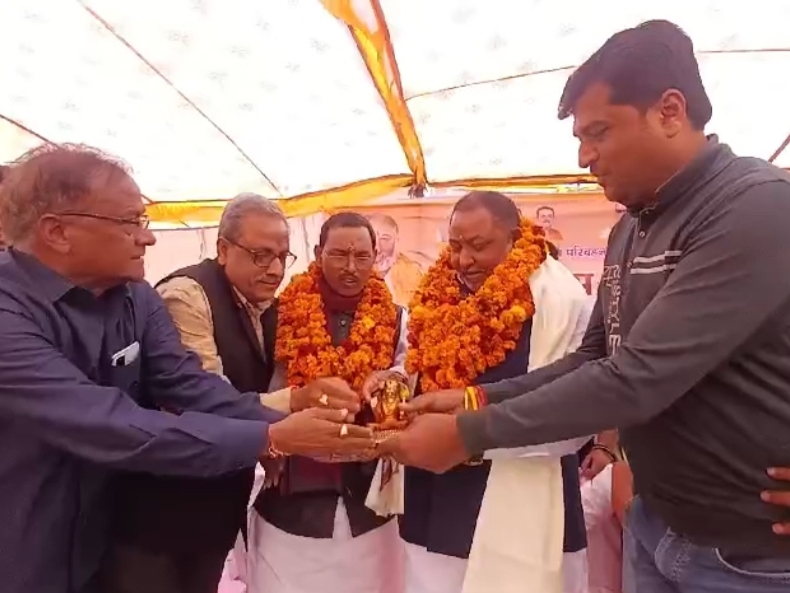 परिवहन मंत्री दयाशंकर सिंह ने रोडवेज बस स्टैंड का शिलान्यास किया।