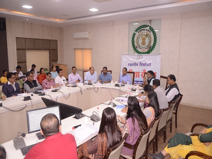 समीक्षा बैठक लेते रायपुर कलेक्टर गौरव सिंह।