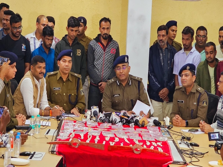 रायपुर IG अमरेश मिश्रा ने इस पूरे मामले का खुलासा किया है। पीछे में खड़े पुलिस के अलावा अन्य गिरफ्तार आरोपी। - Dainik Bhaskar