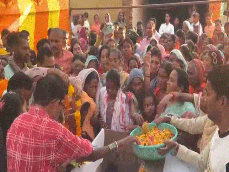 नम आंखों से गांव के लोगों ने शहीद को श्रद्धांजलि दी।