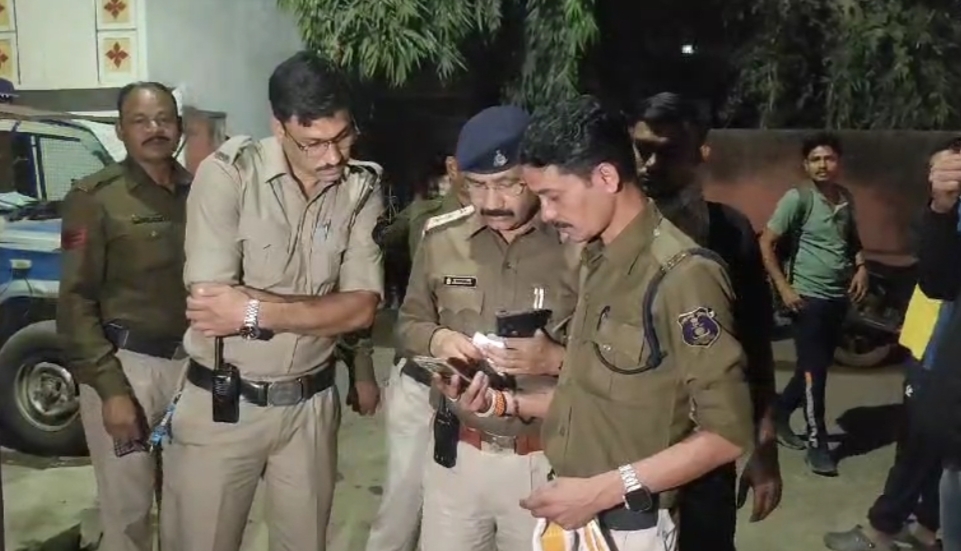 महिला की मौत की जानकारी मिलने के बाद जांच में जुटी पुलिस।