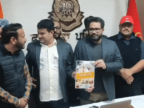 शॉर्ट मूवी को रिलीज करते एसएसपी वरिंदर सिंह बराड़।