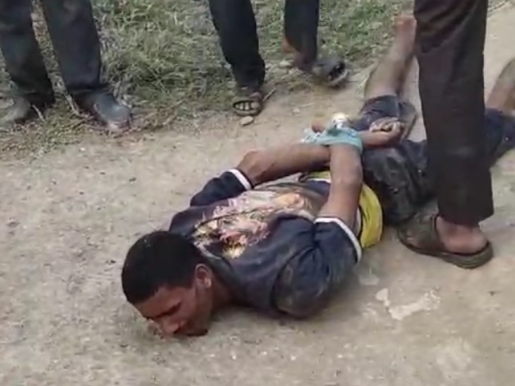 गांव वाले आरोपी के हाथों से हथौड़ा छीनकर उसकी पिटाई कर दी।