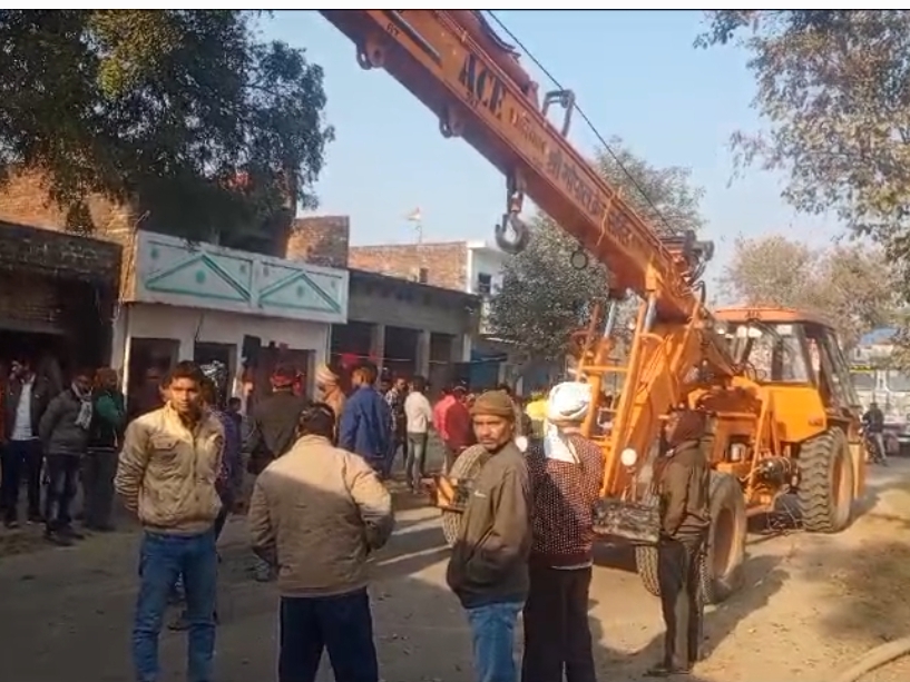Truck overturned in Raebareli, massive traffic jam | रायबरेली में ट्रक ...