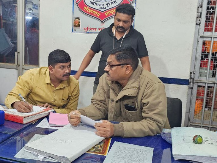 मराष्ट्र पुलिस जामुल पुलिस के साथ मामले की लिखापढ़ी करती - Dainik Bhaskar