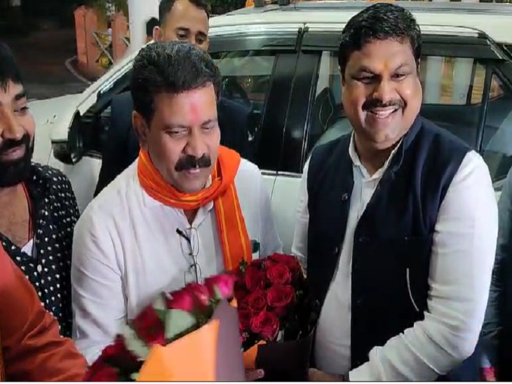 गृहमंत्री का स्वागत करते दुर्ग विधायक गजेंद्र यादव