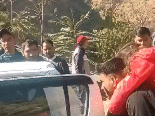 घायलों को प्राइवेट गाड़ियों में अस्पताल ले जाते हुए लोग