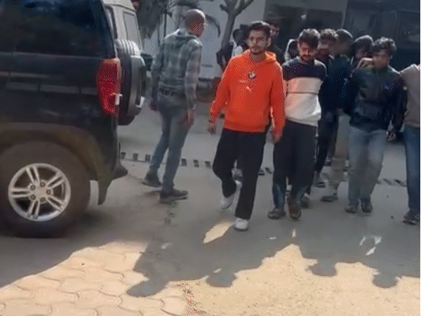 गिरोह के गिरफ्तार सदस्यों में एक-एक युवक दिल्ली और बिहार के रहने वाले हैं। - Dainik Bhaskar