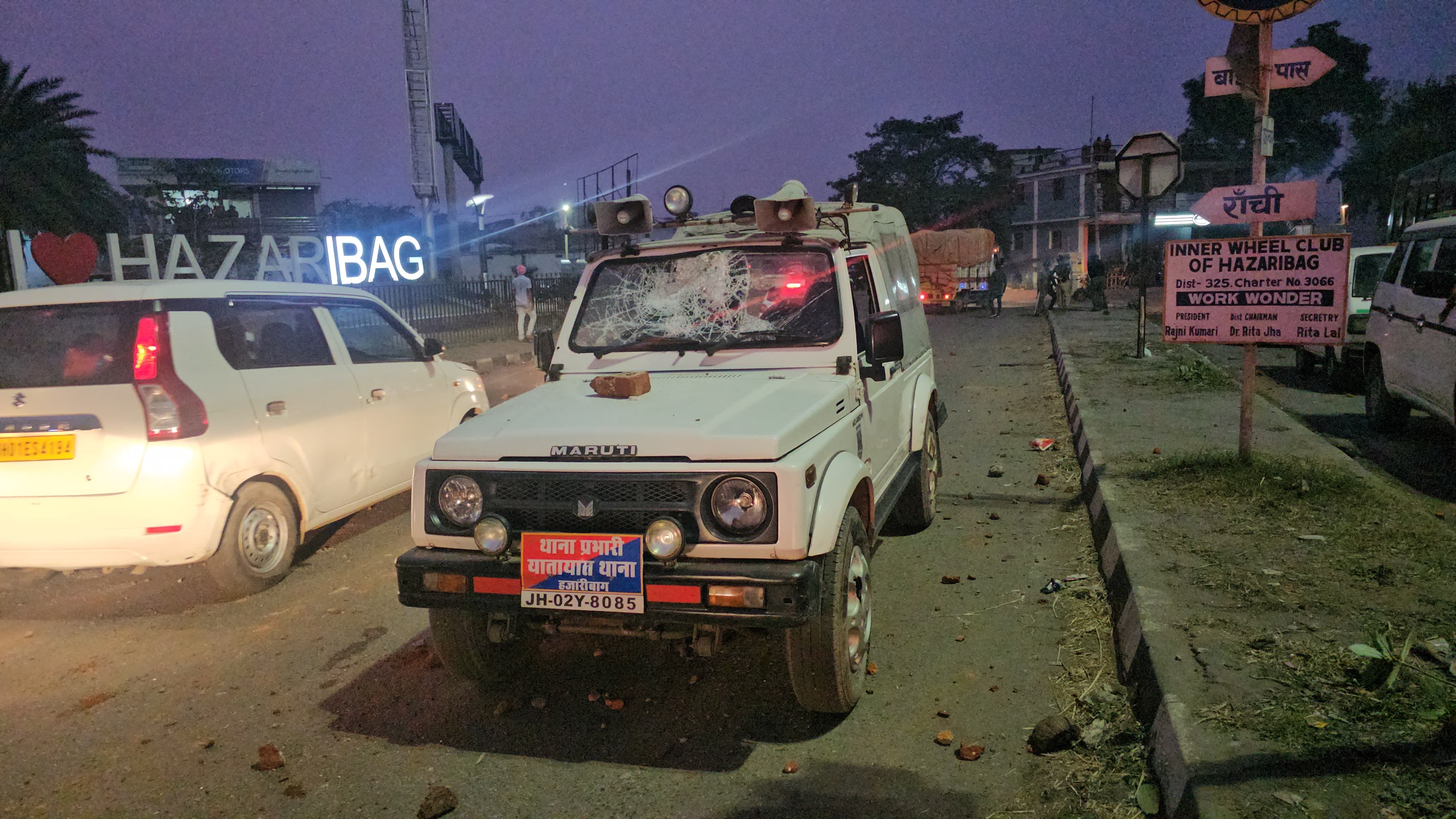 नाराज छात्रों ने प्रशासन और पुलिस पर पथराव किया।