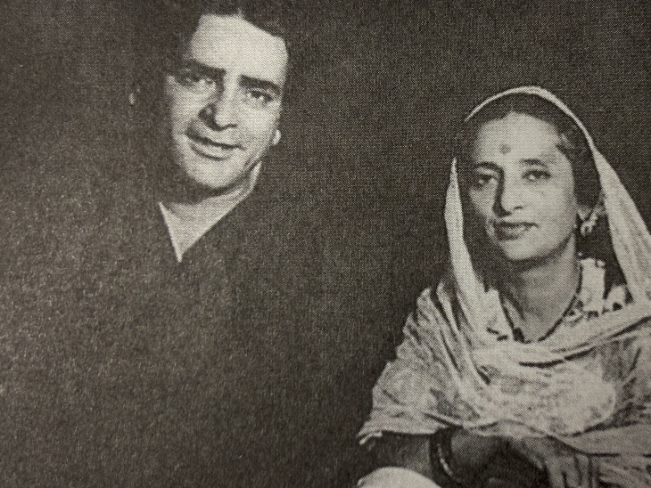 1954 में ली गई राज कपूर के पिता पृथ्वीराज कपूर और मां राम सरणी मेहरा की तस्वीर।