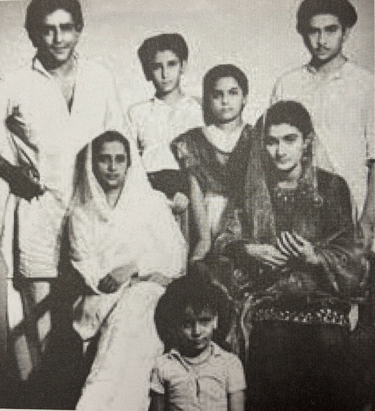 पीछे की पंक्ति में बाएं से दाएं-पिता पृथ्वीराज कपूर, छोटा भाई शम्मी कपूर, छोटी बहन उमी, राज कपूर। आगे की पंक्ति में बाएं से दाएं- मां राम सरणी, पत्नी कृष्णा कपूर। सबसे आगे- छोटा भाई शशि कपूर।