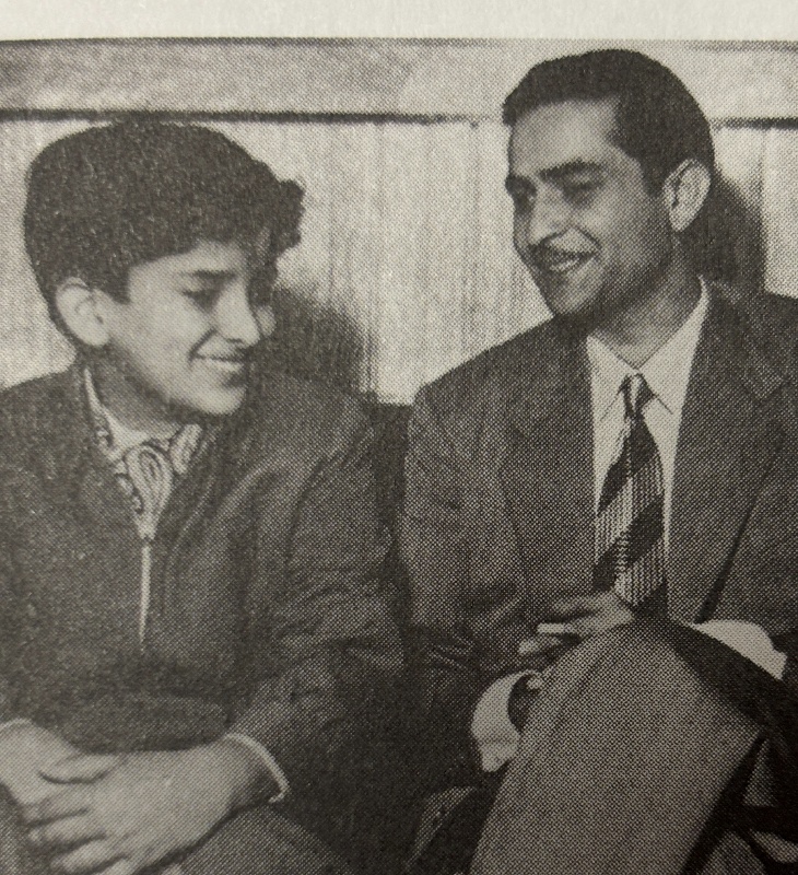 सबसे छोटे भाई शशि कपूर के साथ राज कपूर। दोनों में 12 साल का अंतर था।