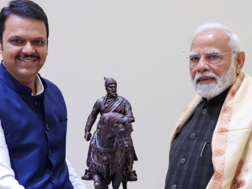 महाराष्ट्र के मुख्मंत्री देवेंद्र फडणवीस ने गुरुवार को प्रधानमंत्री नरेंद्र मोदी से मुलाकात की और उन्हें शिवाजी की प्रतिमा भेंट की। - Dainik Bhaskar
