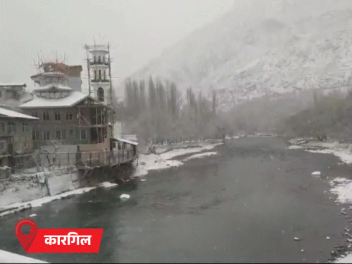 कारगिलमध्ये गुरुवारी मोसमातील पहिला हिमवर्षाव झाला.
