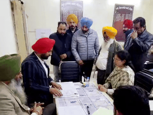 बुधवार को अमृतसर में मात्र 21 नामांकन भरे गए। इस दौरान वार्ड 10 की भाजपा की महिला उम्मीदवार श्रुति विज नामांकन भरते हुए। - Dainik Bhaskar