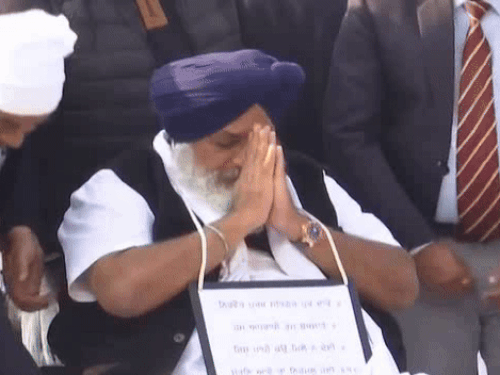 श्री मुक्तसर साहिब में सेवादार की सेवा निभा रहे सुखबीर बादल। - Dainik Bhaskar