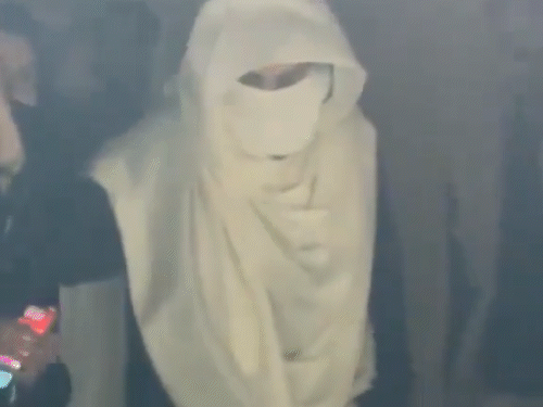 कुछ दिनों पहले इमरान खान की रिहाई के लिए इस्लामाबाद के डी चौक में प्रदर्शन किया गया था। तब बुशरा बीबी भी इसमें शामिल हुईं थीं।