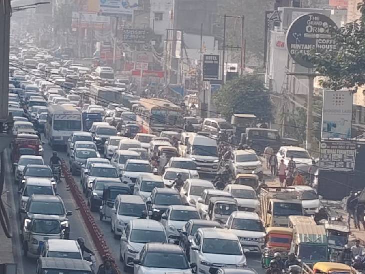 पॉलिटेक्निक से अयोध्या जाने वाली लेन पर वाहनों की लंबी लाइन लग गई।