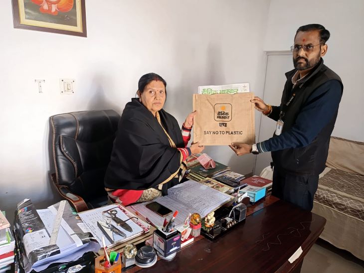 स्कूल प्रधानाचार्य को टीम ने भेंट किया जूट बैग