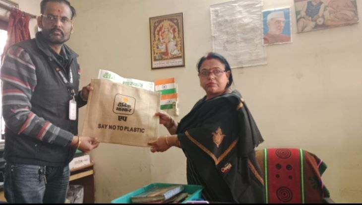 स्कूल प्रधानाचार्य को टीम ने भेंट किया जूट बैग