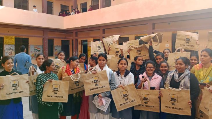 स्कूल स्टाफ और छात्राओं को टीम ने भेंट किए जूट बैग्स