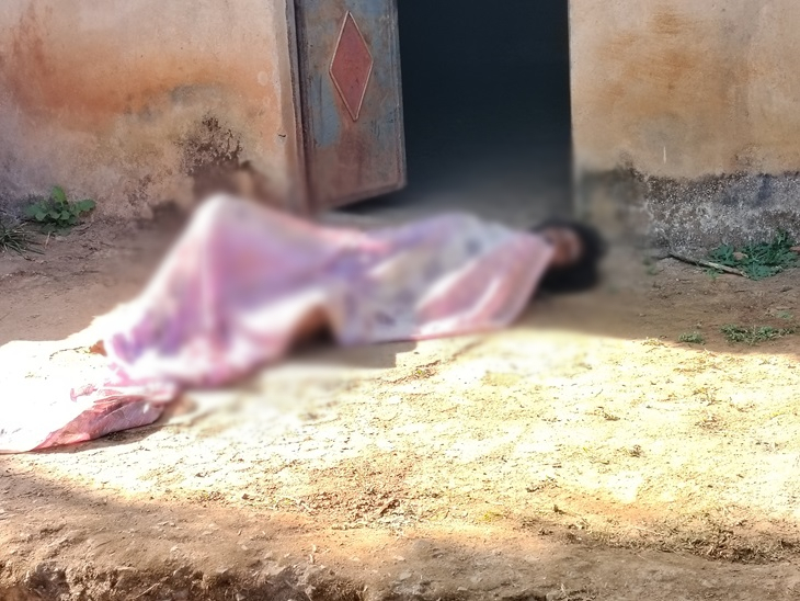 गांव में एक घर के सामने फेंक दिया था शव।