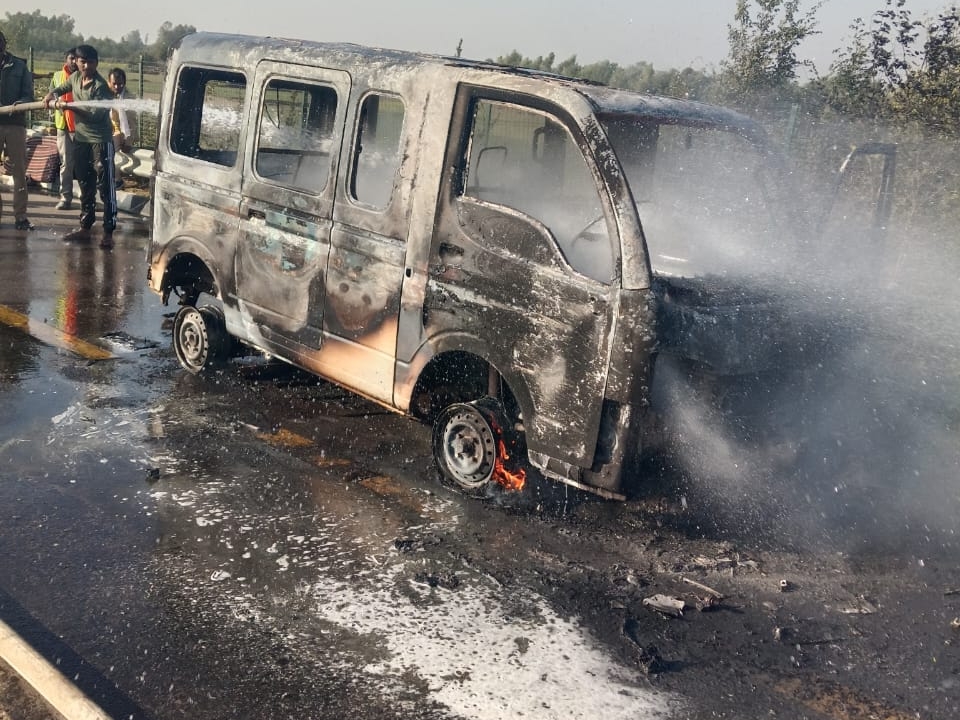 Car catches fire on Agra Lucknow Expressway