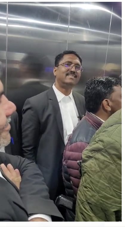 विधायक के साथ वकील, स्टाफ भी लिफ्ट में झूलता रहा