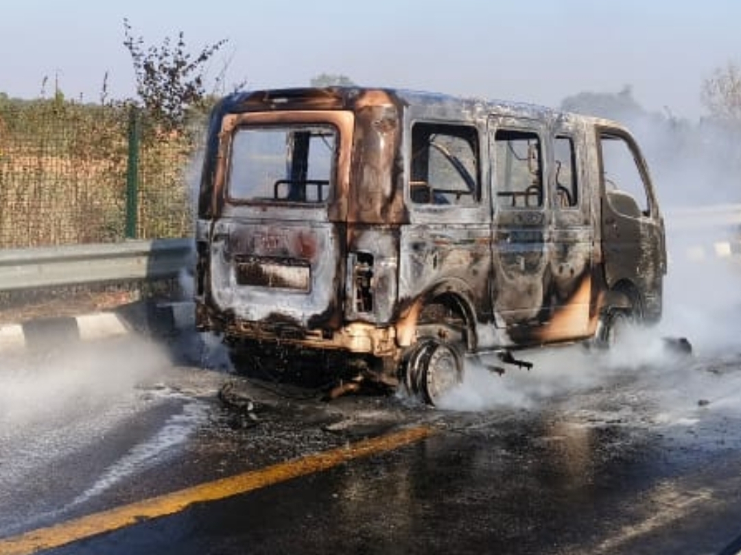Car catches fire on Agra Lucknow Expressway