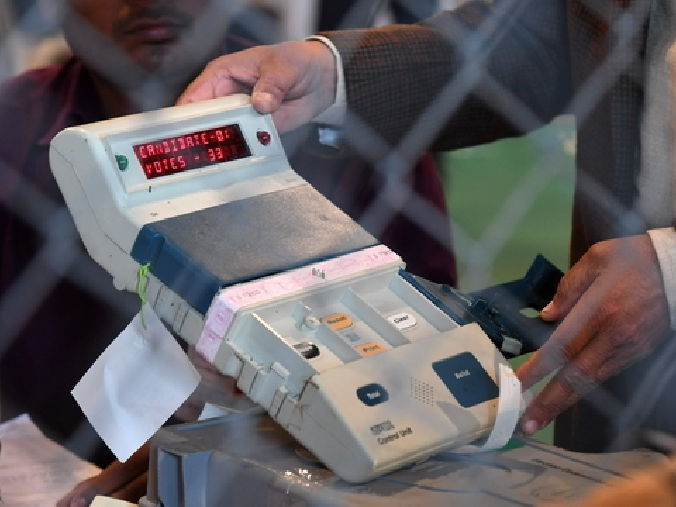 निवडणूक आयोगाने EVM मधून डेटा हटवू नये- SC: म्हटले- पराभूत उमेदवाराला स्पष्टीकरण हवे असल्यास छेडछाड न झाल्याचे अभियंत्यांना सांगावे लागेल निवडणूक आयोगाने EVM मधून डेटा हटवू नये- SC: म्हटले- पराभूत उमेदवाराला स्पष्टीकरण हवे असल्यास छेडछाड न झाल्याचे अभियंत्यांना सांगावे लागेल