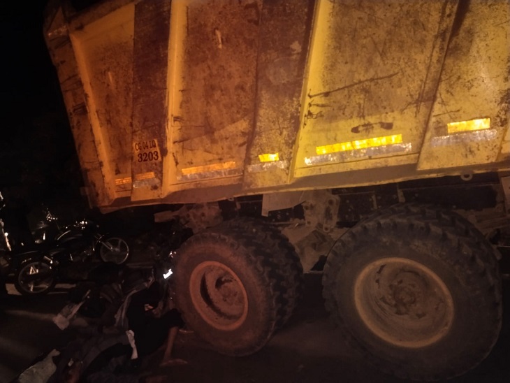 हाइवा की टक्कर से दो की मौत - Dainik Bhaskar