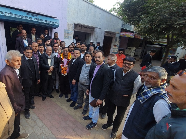 जिला बार एसोसिएशन के चुनाव में 8वीं बार जयेंद्र सिंह एडवोकेट अध्यक्ष निर्वाचित हुए हैं। - Dainik Bhaskar